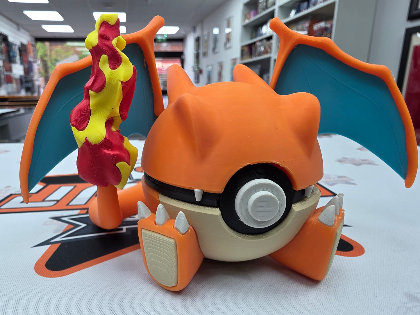 Pokémon - Charizard, Pokeball.