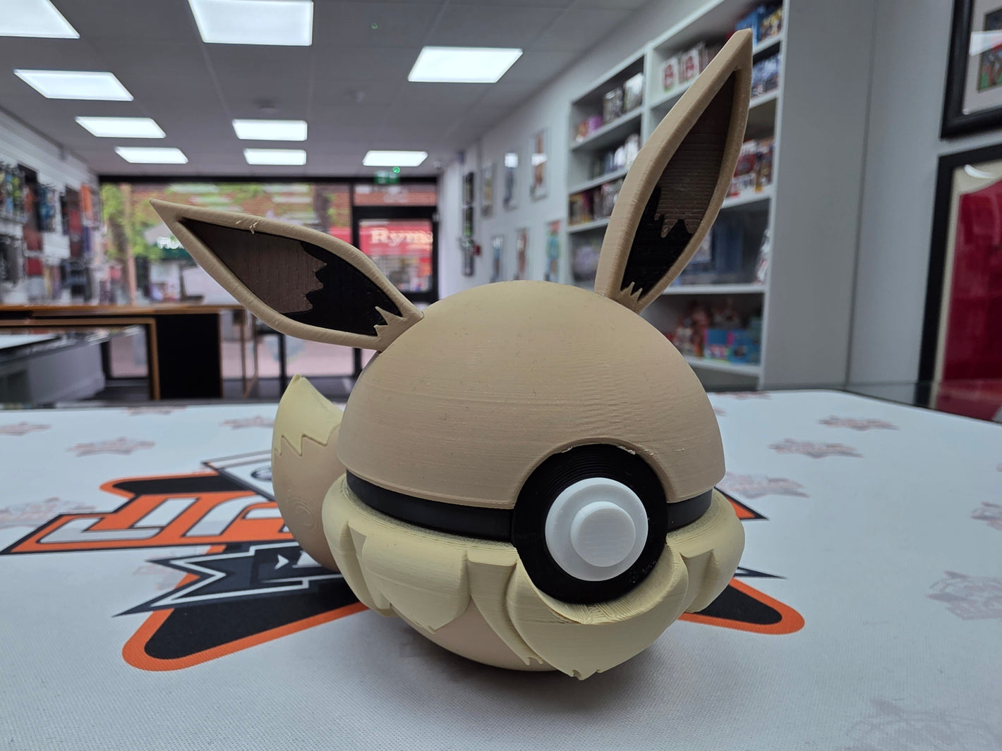 Pokémon - Eevee, Pokeball.